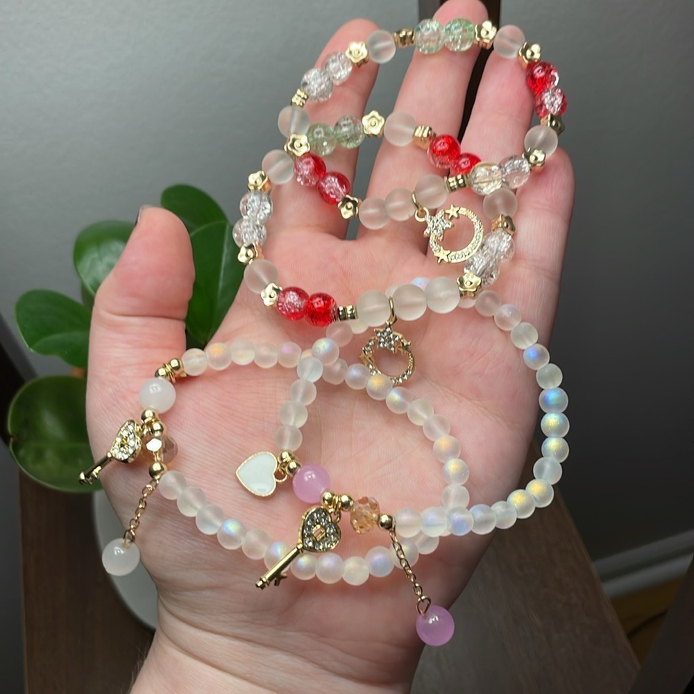 4pc LOT🌠NWOT🌠Stretchy white iridescent bracelets w/ dangle charms